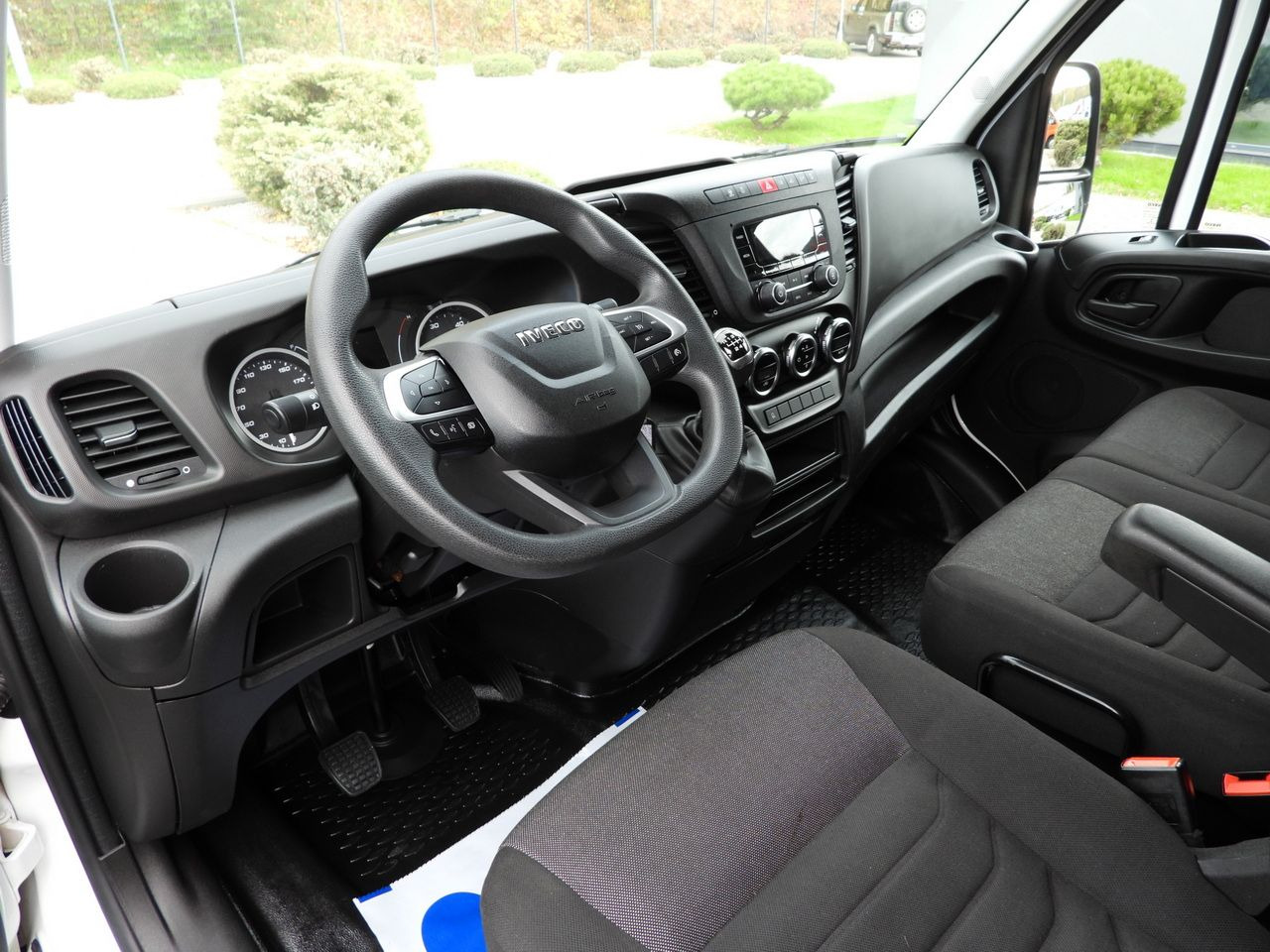 IVECO DAILY 35S16 BOX LIFT 8 PALLETS CRUISE CONTROL AIR CONDITIONING TWIN WHEELS 160HP - Carrinha de contentor: foto 2 IVECO DAILY 35S16 BOX LIFT 8 PALLETS CRUISE CONTROL AIR CONDITIONING TWIN WHEELS 160HP - Carrinha de contentor: foto 2