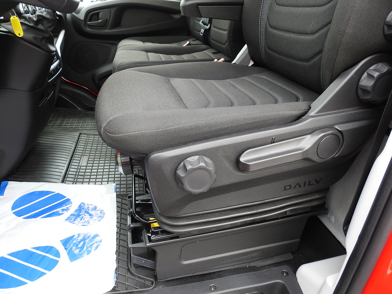 Carrinha de contentor nuevo IVECO DAILY 35S18 NEW BOX 10 PALLETS CRUISE CONTROL NAVIGATION AIR CONDITIONING LED LIGHTS GUARANTEE  180HP: foto 32