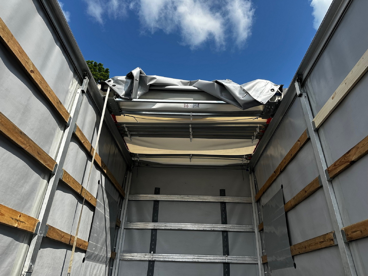 Locação de IVECO DAILY 35S18 TARPAULIN 10 PALLETS CRUISE CONTROL LED LIGHTS AIR CONDITIONING  180HP IVECO DAILY 35S18 TARPAULIN 10 PALLETS CRUISE CONTROL LED LIGHTS AIR CONDITIONING  180HP: foto 12