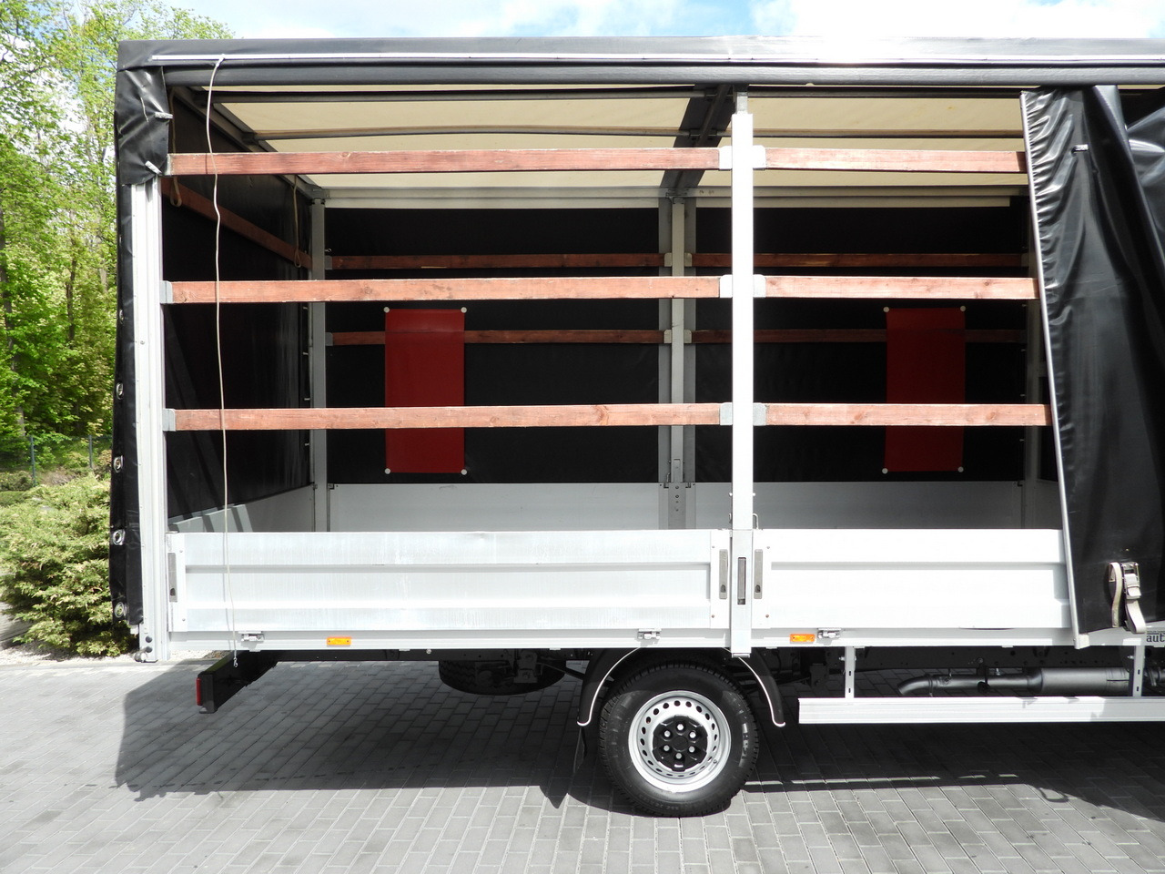 Locação de IVECO DAILY  35S18 TARPAULIN 10 PALLETS WEBASTO CRUISE CONTROL AIR CONDITIONING  180HP IVECO DAILY  35S18 TARPAULIN 10 PALLETS WEBASTO CRUISE CONTROL AIR CONDITIONING  180HP: foto 23