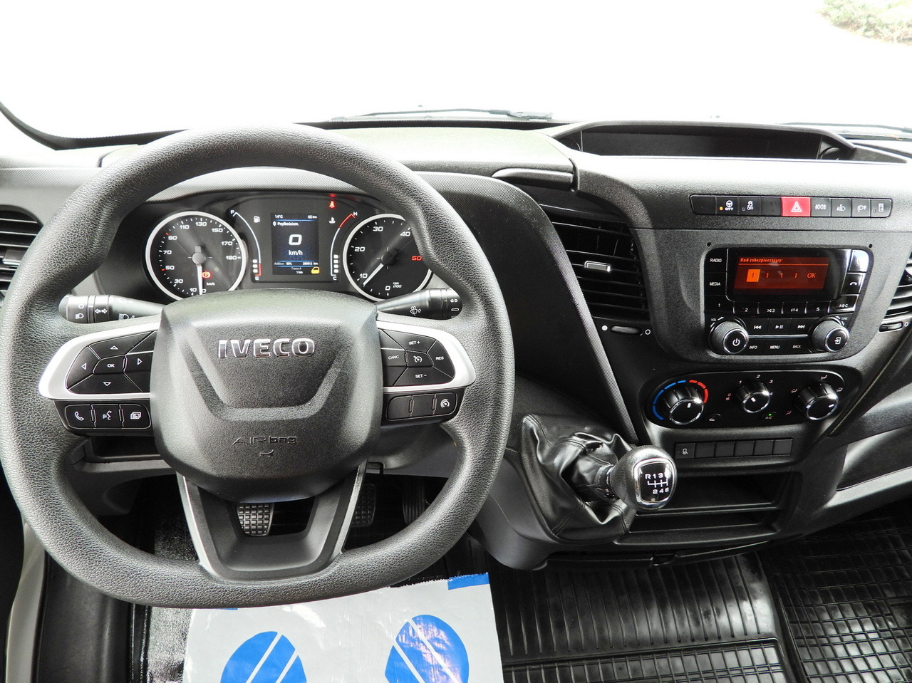 Locação de IVECO DAILY  35S18 TARPAULIN 10 PALLETS WEBASTO CRUISE CONTROL AIR CONDITIONING  180HP IVECO DAILY  35S18 TARPAULIN 10 PALLETS WEBASTO CRUISE CONTROL AIR CONDITIONING  180HP: foto 31