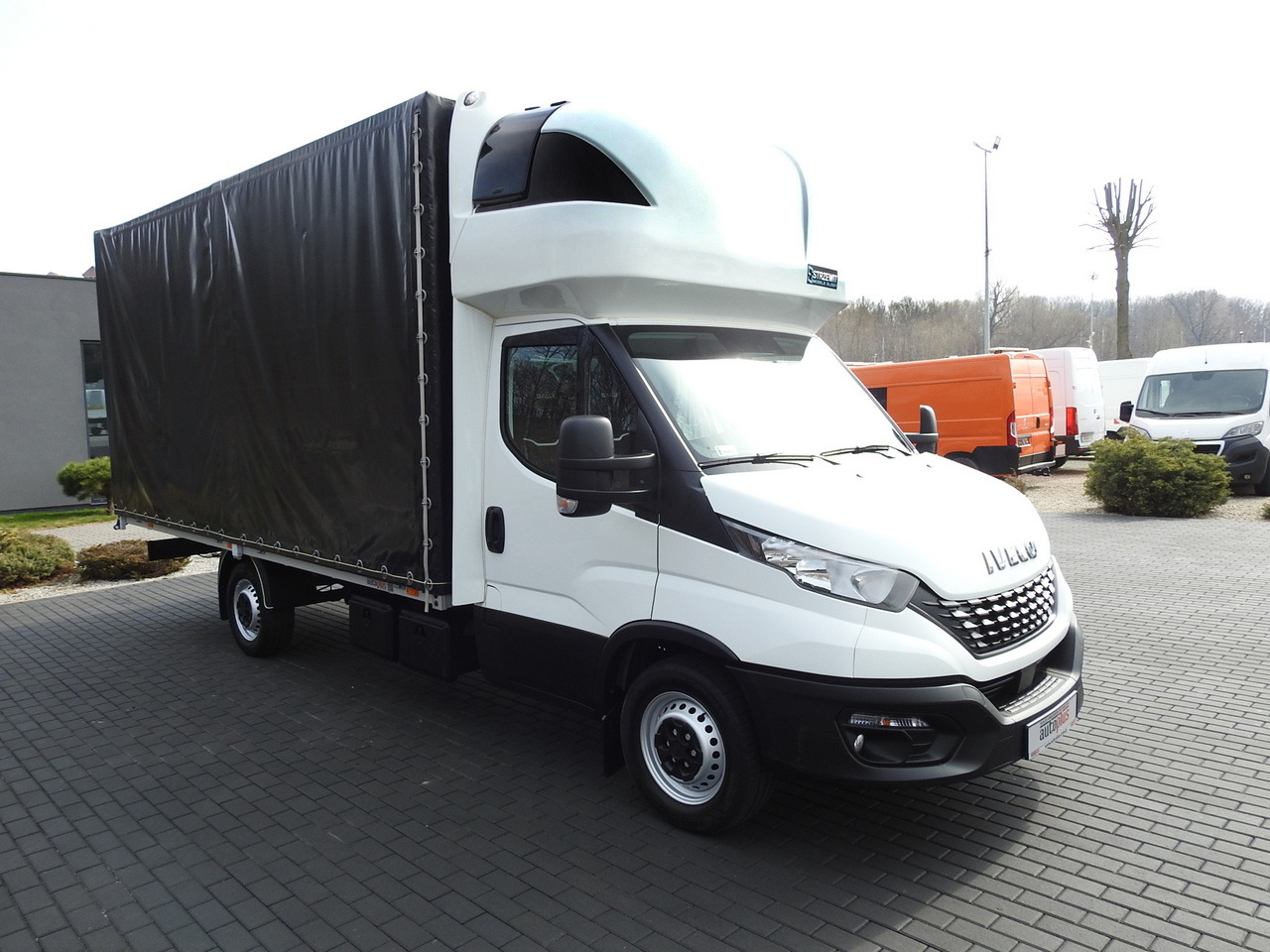 IVECO DAILY 35S18 TARPAULIN 10 PALLETS WEBASTO CRUISE CONTROL AIR CONDITIONING 180HP - Furgão de toldo: foto 4 IVECO DAILY 35S18 TARPAULIN 10 PALLETS WEBASTO CRUISE CONTROL AIR CONDITIONING 180HP - Furgão de toldo: foto 4