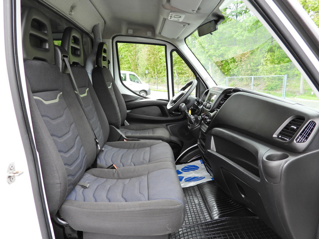 Locação de IVECO DAILY  35S18 TARPAULIN 10 PALLETS WEBASTO CRUISE CONTROL AIR CONDITIONING  180HP IVECO DAILY  35S18 TARPAULIN 10 PALLETS WEBASTO CRUISE CONTROL AIR CONDITIONING  180HP: foto 38