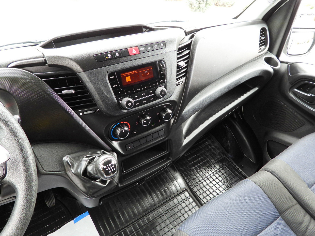 Locação de IVECO DAILY  35S18 TARPAULIN 10 PALLETS WEBASTO CRUISE CONTROL AIR CONDITIONING  180HP IVECO DAILY  35S18 TARPAULIN 10 PALLETS WEBASTO CRUISE CONTROL AIR CONDITIONING  180HP: foto 33