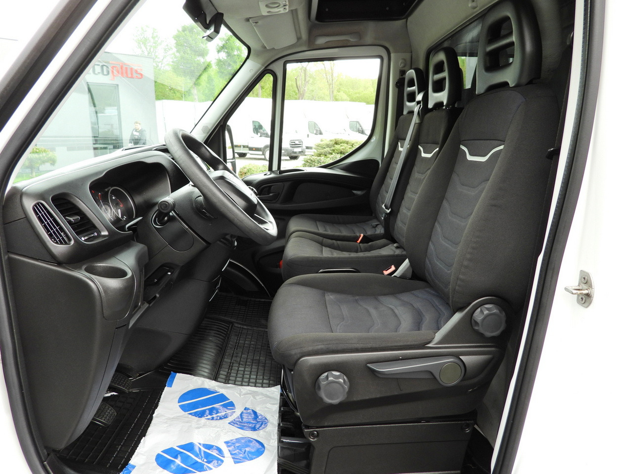 Locação de IVECO DAILY  35S18 TARPAULIN 10 PALLETS WEBASTO CRUISE CONTROL AIR CONDITIONING  180HP IVECO DAILY  35S18 TARPAULIN 10 PALLETS WEBASTO CRUISE CONTROL AIR CONDITIONING  180HP: foto 28