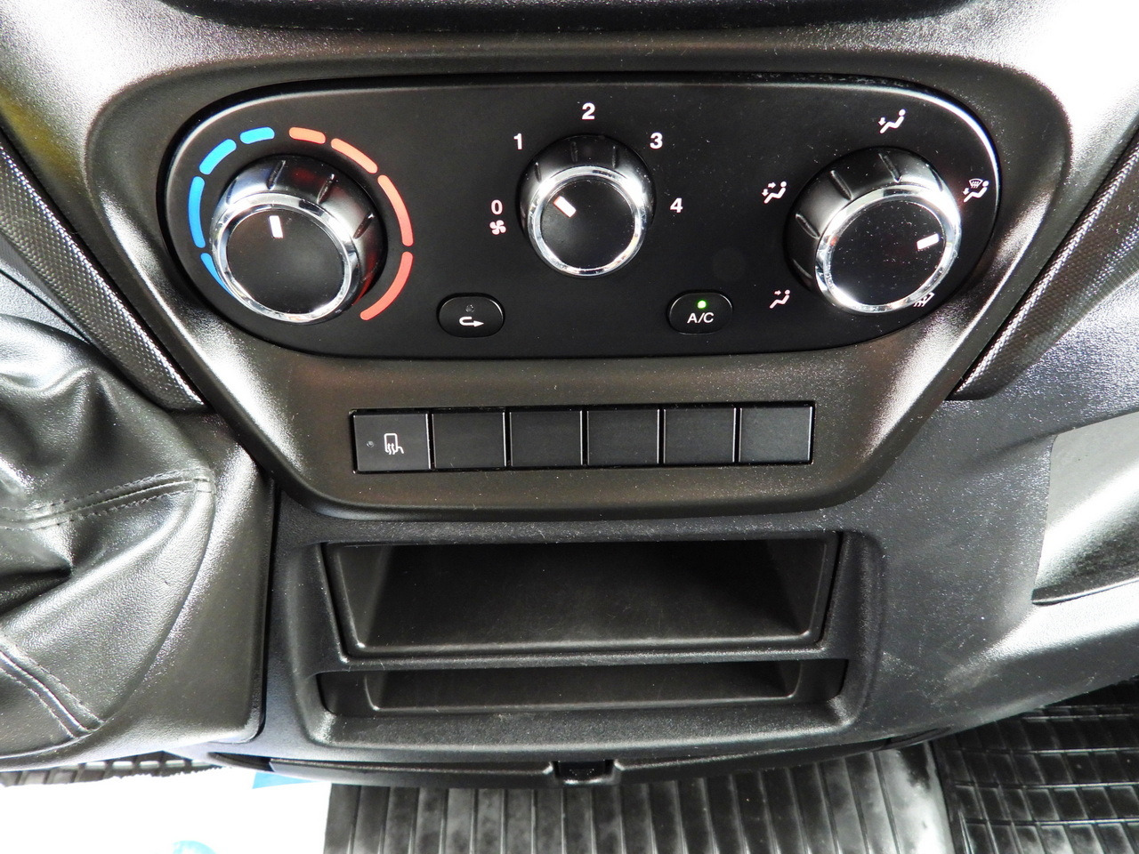 Locação de IVECO DAILY  35S18 TARPAULIN 10 PALLETS WEBASTO CRUISE CONTROL AIR CONDITIONING  180HP IVECO DAILY  35S18 TARPAULIN 10 PALLETS WEBASTO CRUISE CONTROL AIR CONDITIONING  180HP: foto 36