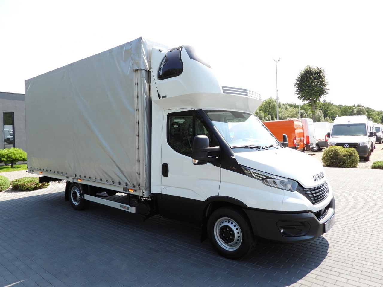 IVECO DAILY 35S18 TARPAULIN 10 PALLETS WEBASTO CRUISE CONTROL LED LIGHTS PNEUMATICS AIR CONDITIONING 180HP - Furgão de toldo: foto 4 IVECO DAILY 35S18 TARPAULIN 10 PALLETS WEBASTO CRUISE CONTROL LED LIGHTS PNEUMATICS AIR CONDITIONING 180HP - Furgão de toldo: foto 4