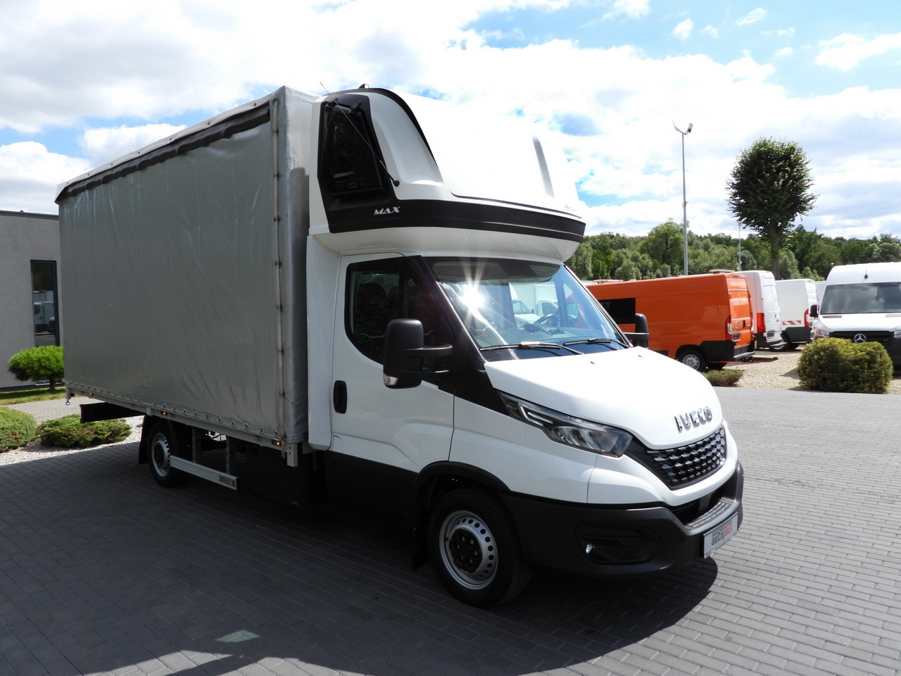 IVECO DAILY 35S18 TARPAULIN 10 PALLETS WEBASTO CRUISE CONTROL NAVIGATION LED LIGHTS AIR CONDITIONING 180HP - Furgão de toldo: foto 4 IVECO DAILY 35S18 TARPAULIN 10 PALLETS WEBASTO CRUISE CONTROL NAVIGATION LED LIGHTS AIR CONDITIONING 180HP - Furgão de toldo: foto 4