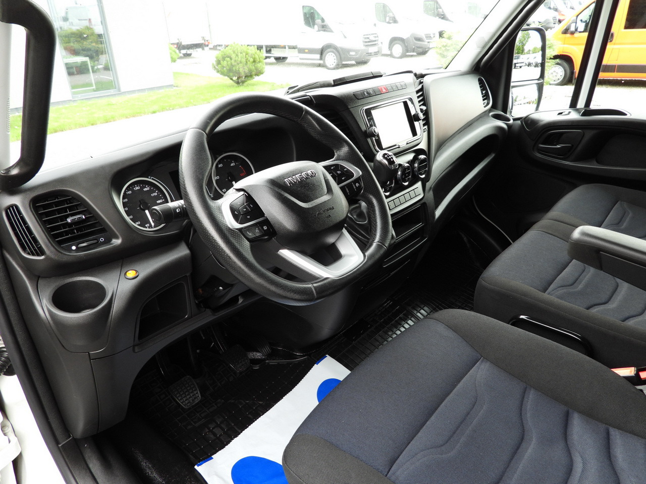 IVECO DAILY 35S18 TARPAULIN 10 PALLETS WEBASTO CRUISE CONTROL NAVIGATION LED LIGHTS AIR CONDITIONING 180HP - Furgão de toldo: foto 2 IVECO DAILY 35S18 TARPAULIN 10 PALLETS WEBASTO CRUISE CONTROL NAVIGATION LED LIGHTS AIR CONDITIONING 180HP - Furgão de toldo: foto 2