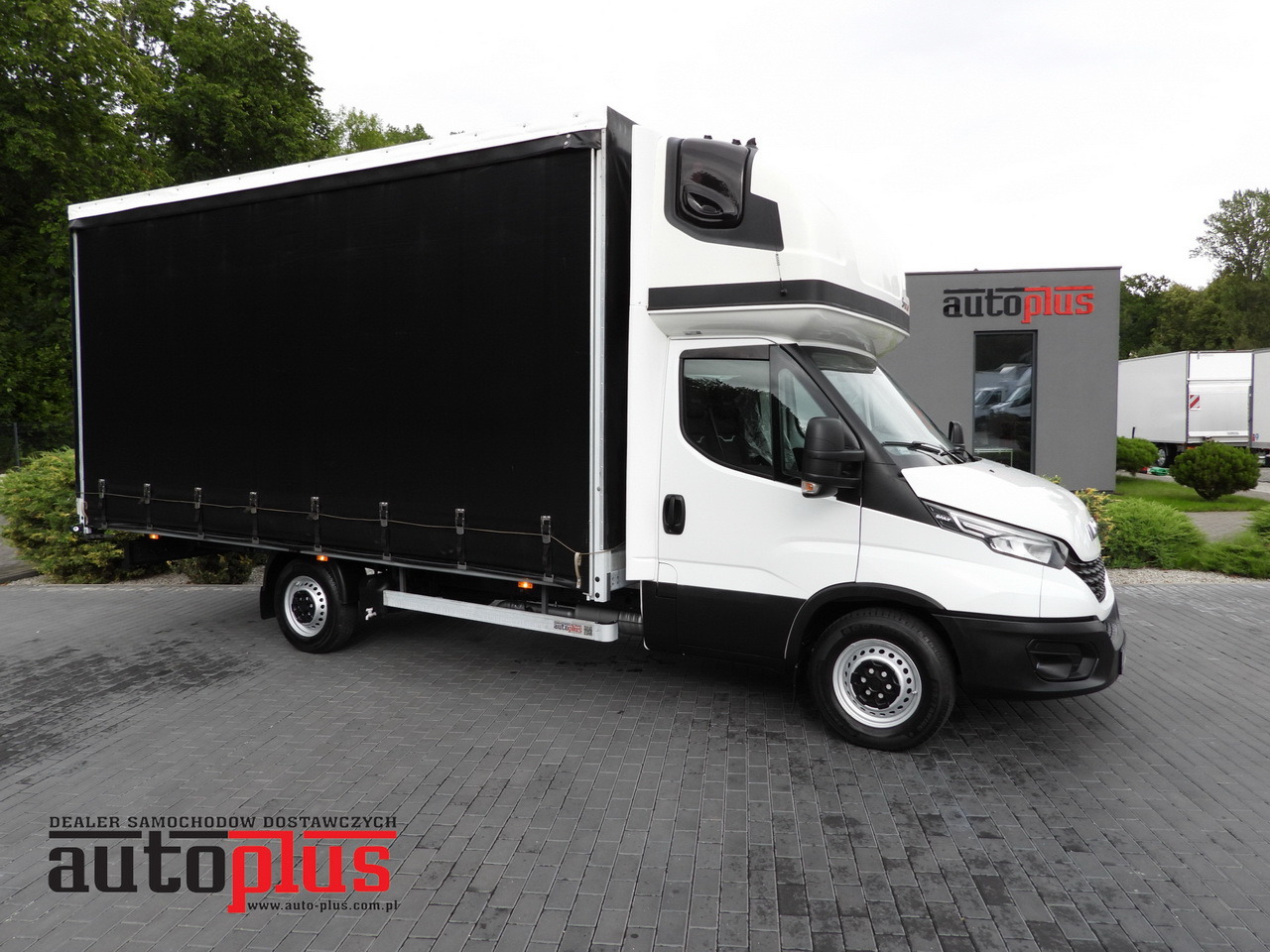 IVECO DAILY 35S18 TARPAULIN 10 PALLETS WEBASTO CRUISE CONTROL NAVIGATION LED LIGHTS AIR CONDITIONING 180HP - Furgão de toldo: foto 1 IVECO DAILY 35S18 TARPAULIN 10 PALLETS WEBASTO CRUISE CONTROL NAVIGATION LED LIGHTS AIR CONDITIONING 180HP - Furgão de toldo: foto 1
