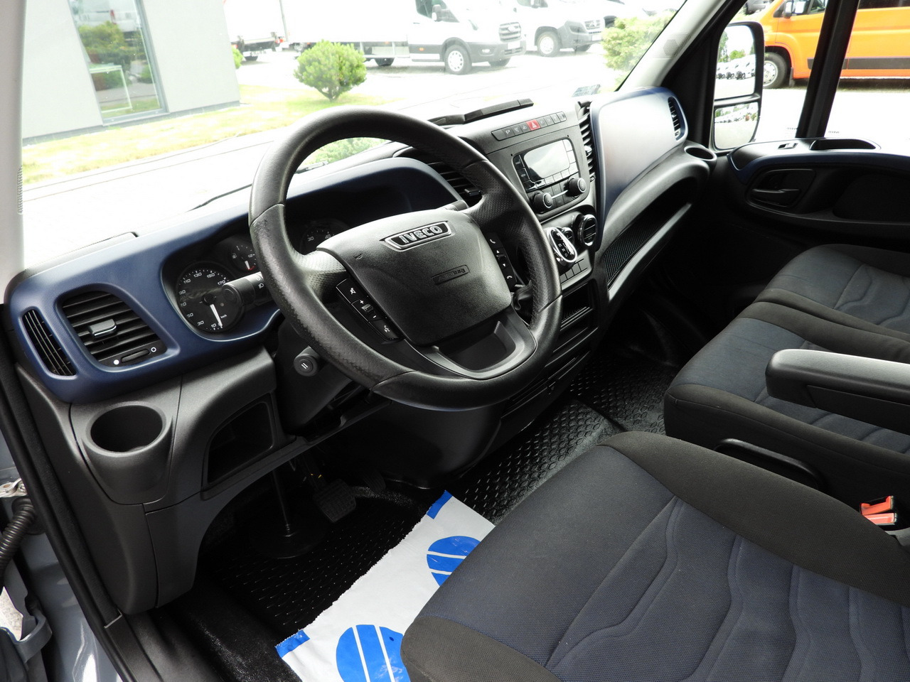 IVECO DAILY 35S18 TARPAULIN 10 PALLETS WEBASTO CRUISE CONTROL PNEUMATICS AUTOMATIC TRANSMISSION HI-MATIC AIR CONDITIONING 180HP - Furgão de toldo: foto 2 IVECO DAILY 35S18 TARPAULIN 10 PALLETS WEBASTO CRUISE CONTROL PNEUMATICS AUTOMATIC TRANSMISSION HI-MATIC AIR CONDITIONING 180HP - Furgão de toldo: foto 2