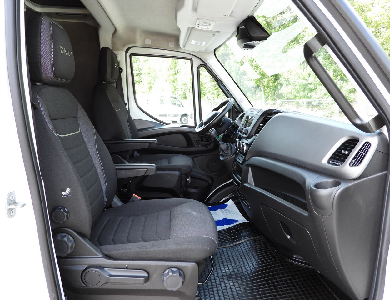 Furgão de toldo IVECO DAILY 35S18 TARPAULIN LIFT 8 PALLETS CRUISE CONTROL AIR CONDITIONING  180HP: foto 45