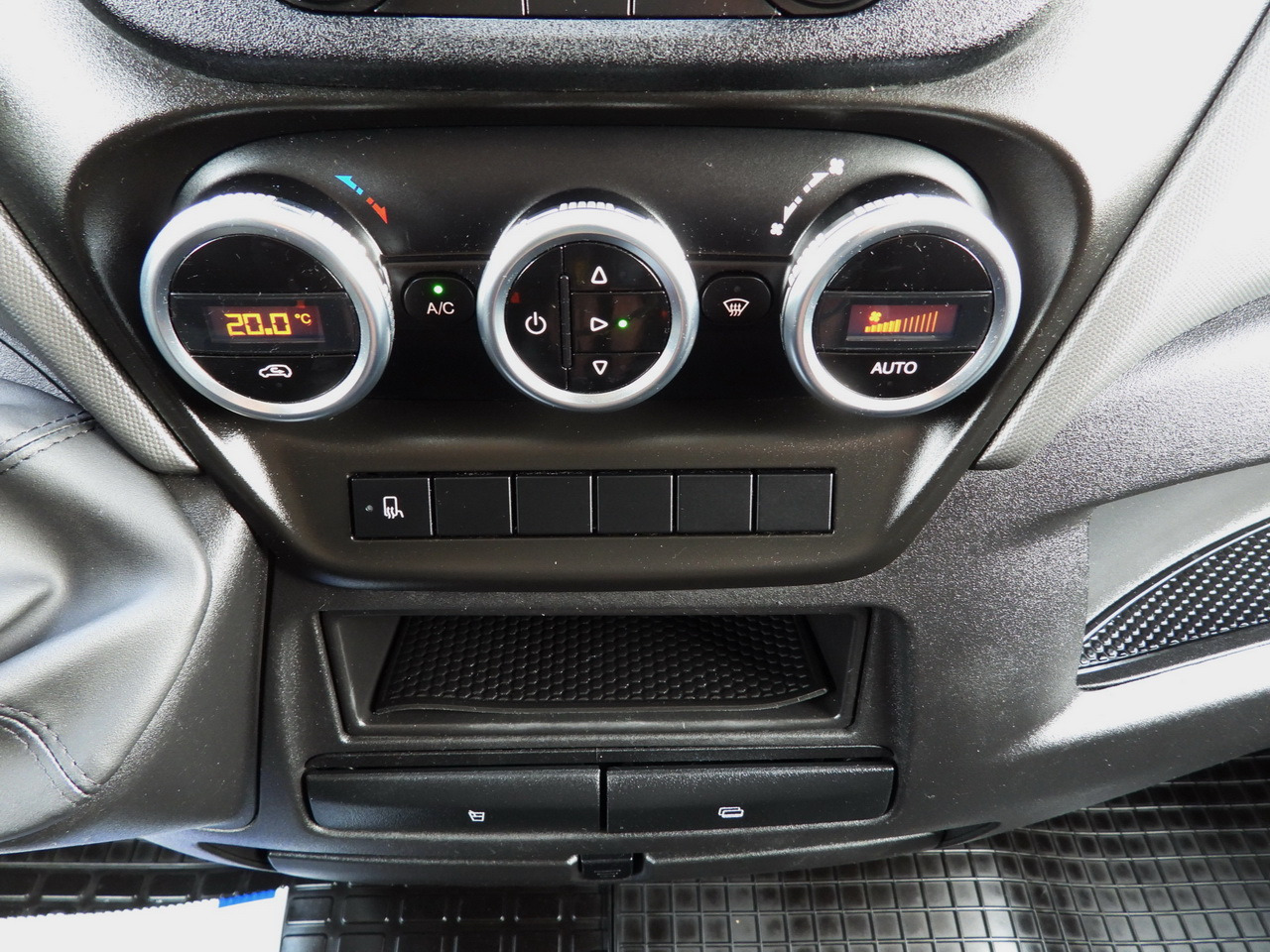 Furgão de toldo IVECO DAILY 35S18 TARPAULIN LIFT 8 PALLETS CRUISE CONTROL AIR CONDITIONING  180HP: foto 44