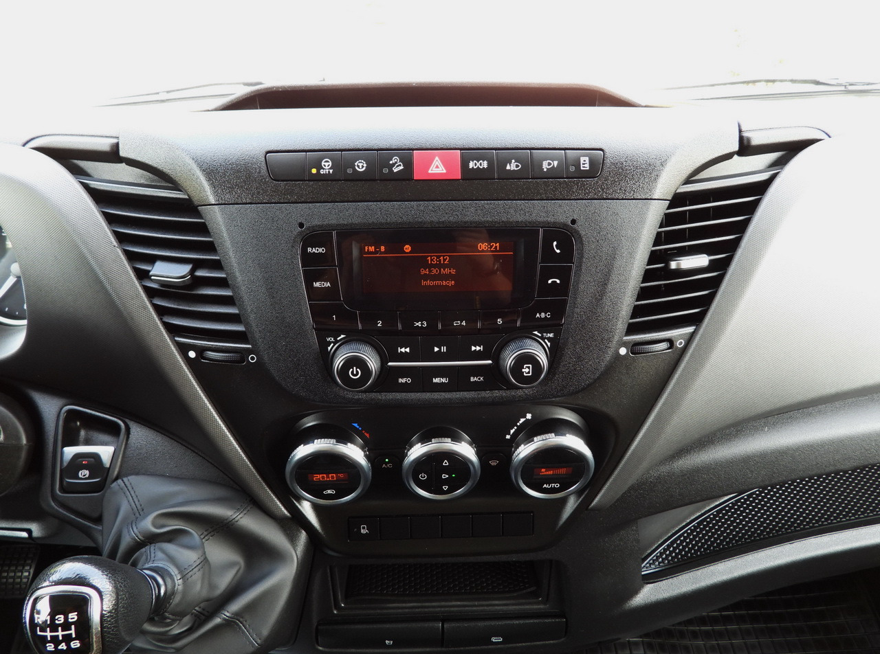 Furgão de toldo IVECO DAILY 35S18 TARPAULIN LIFT 8 PALLETS CRUISE CONTROL AIR CONDITIONING  180HP: foto 42