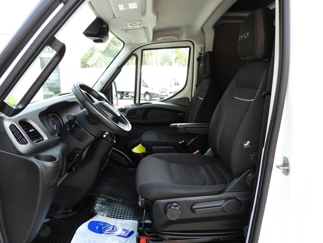 Furgão de toldo IVECO DAILY 35S18 TARPAULIN LIFT 8 PALLETS CRUISE CONTROL AIR CONDITIONING  180HP: foto 31