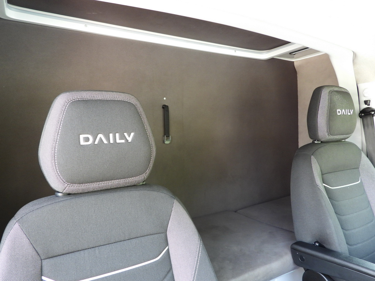 Furgão de toldo IVECO DAILY 35S18 TARPAULIN LIFT 8 PALLETS CRUISE CONTROL AIR CONDITIONING  180HP: foto 47