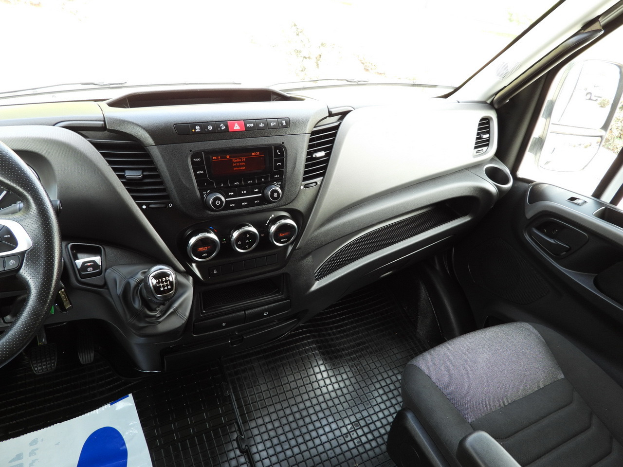 Furgão de toldo IVECO DAILY 35S18 TARPAULIN LIFT 8 PALLETS CRUISE CONTROL AIR CONDITIONING  180HP: foto 35