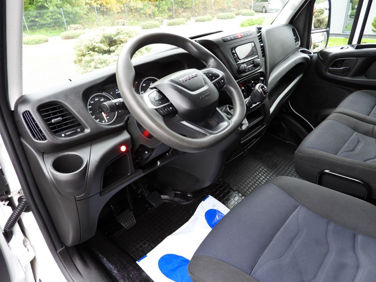 IVECO DAILY 35S18 TARPAULIN LIFT 8 PALLETS WEBASTO CRUISE CONTROL AIR CONDITIONING 180HP - Furgão de toldo: foto 2 IVECO DAILY 35S18 TARPAULIN LIFT 8 PALLETS WEBASTO CRUISE CONTROL AIR CONDITIONING 180HP - Furgão de toldo: foto 2