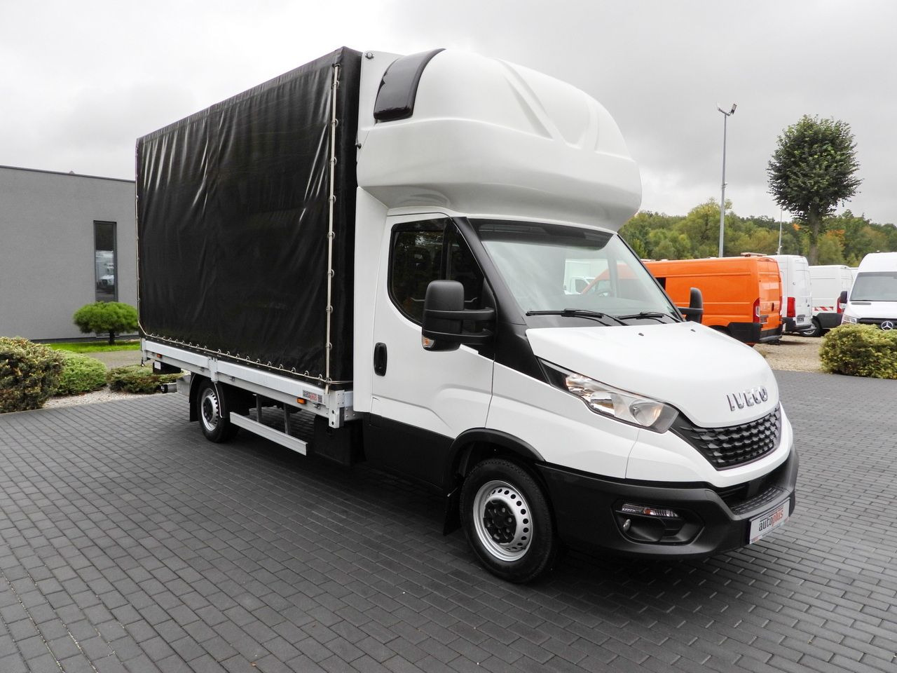 IVECO DAILY 35S18 TARPAULIN LIFT 8 PALLETS WEBASTO CRUISE CONTROL AIR CONDITIONING 180HP - Furgão de toldo: foto 4 IVECO DAILY 35S18 TARPAULIN LIFT 8 PALLETS WEBASTO CRUISE CONTROL AIR CONDITIONING 180HP - Furgão de toldo: foto 4