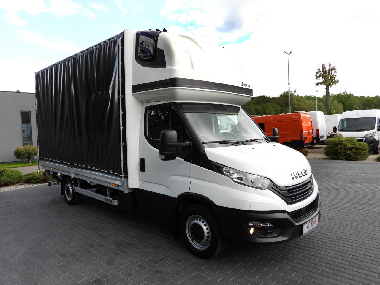IVECO DAILY 35S18 TARPAULIN LIFT 8 PALLETS WEBASTO CRUISE CONTROL AIR CONDITIONING 180HP - Furgão de toldo: foto 4 IVECO DAILY 35S18 TARPAULIN LIFT 8 PALLETS WEBASTO CRUISE CONTROL AIR CONDITIONING 180HP - Furgão de toldo: foto 4