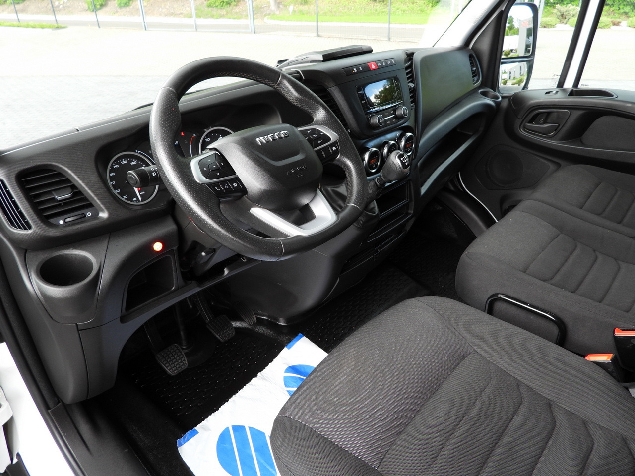 IVECO DAILY 35S18 TARPAULIN LIFT 8 PALLETS WEBASTO CRUISE CONTROL AIR CONDITIONING 180HP - Furgão de toldo: foto 2 IVECO DAILY 35S18 TARPAULIN LIFT 8 PALLETS WEBASTO CRUISE CONTROL AIR CONDITIONING 180HP - Furgão de toldo: foto 2