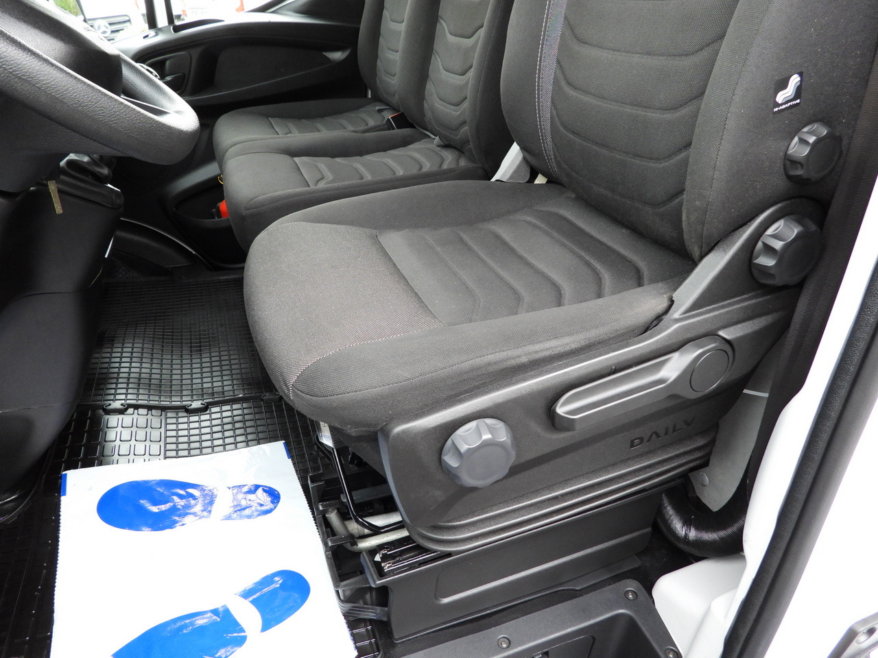 Furgão de toldo IVECO DAILY 35S18 TARPAULIN LIFT 8 PALLETS WEBASTO CRUISE CONTROL LED LIGHTS AIR CONDITIONING 180HP: foto 32 Furgão de toldo IVECO DAILY 35S18 TARPAULIN LIFT 8 PALLETS WEBASTO CRUISE CONTROL LED LIGHTS AIR CONDITIONING 180HP: foto 32