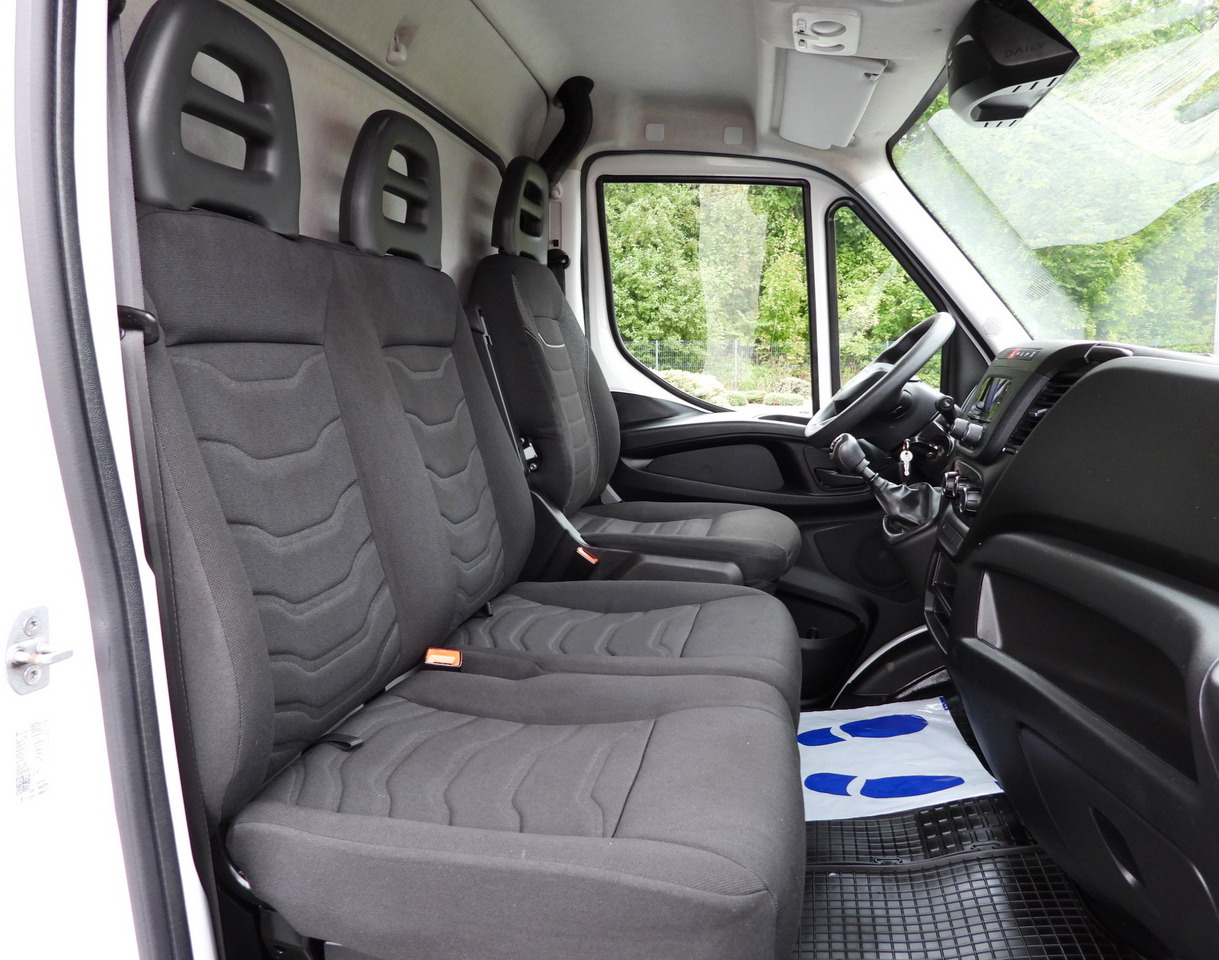 Furgão de toldo IVECO DAILY 35S18 TARPAULIN LIFT 8 PALLETS WEBASTO CRUISE CONTROL LED LIGHTS AIR CONDITIONING 180HP: foto 43 Furgão de toldo IVECO DAILY 35S18 TARPAULIN LIFT 8 PALLETS WEBASTO CRUISE CONTROL LED LIGHTS AIR CONDITIONING 180HP: foto 43