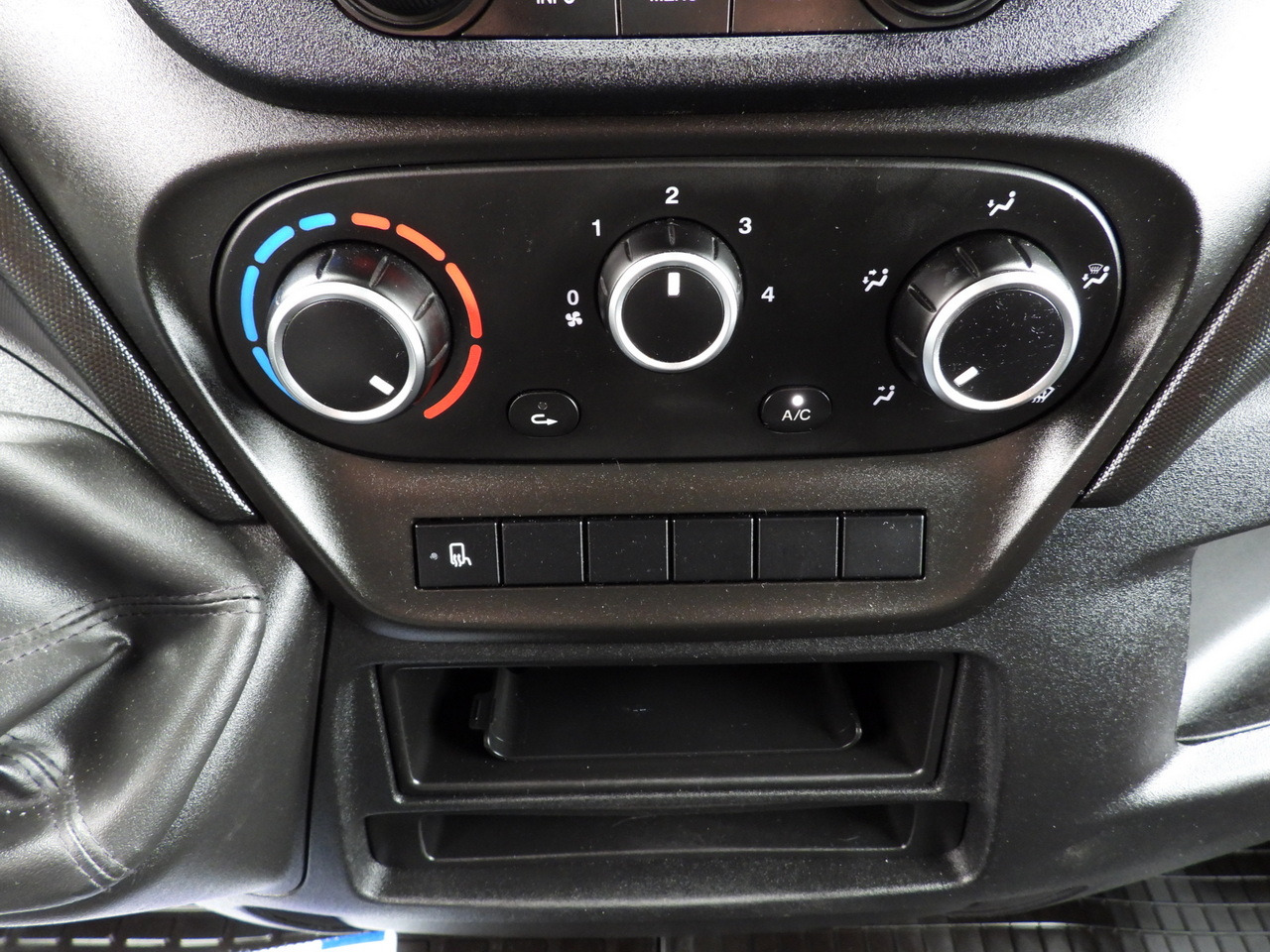 Furgão de toldo IVECO DAILY 35S18 TARPAULIN LIFT 8 PALLETS WEBASTO CRUISE CONTROL LED LIGHTS AIR CONDITIONING 180HP: foto 40 Furgão de toldo IVECO DAILY 35S18 TARPAULIN LIFT 8 PALLETS WEBASTO CRUISE CONTROL LED LIGHTS AIR CONDITIONING 180HP: foto 40