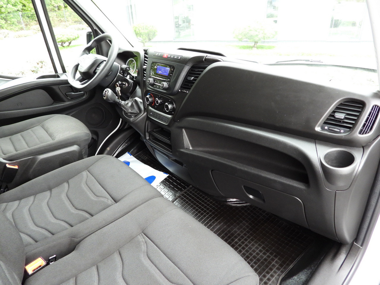 Furgão de toldo IVECO DAILY 35S18 TARPAULIN LIFT 8 PALLETS WEBASTO CRUISE CONTROL LED LIGHTS AIR CONDITIONING 180HP: foto 44 Furgão de toldo IVECO DAILY 35S18 TARPAULIN LIFT 8 PALLETS WEBASTO CRUISE CONTROL LED LIGHTS AIR CONDITIONING 180HP: foto 44