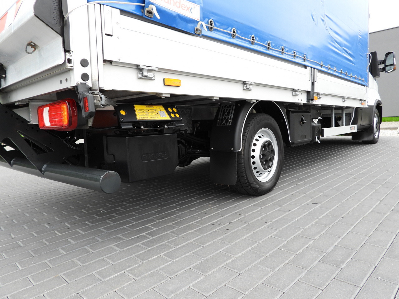 Furgão de toldo IVECO DAILY 35S18 TARPAULIN LIFT 8 PALLETS WEBASTO CRUISE CONTROL LED LIGHTS AIR CONDITIONING 180HP: foto 18 Furgão de toldo IVECO DAILY 35S18 TARPAULIN LIFT 8 PALLETS WEBASTO CRUISE CONTROL LED LIGHTS AIR CONDITIONING 180HP: foto 18