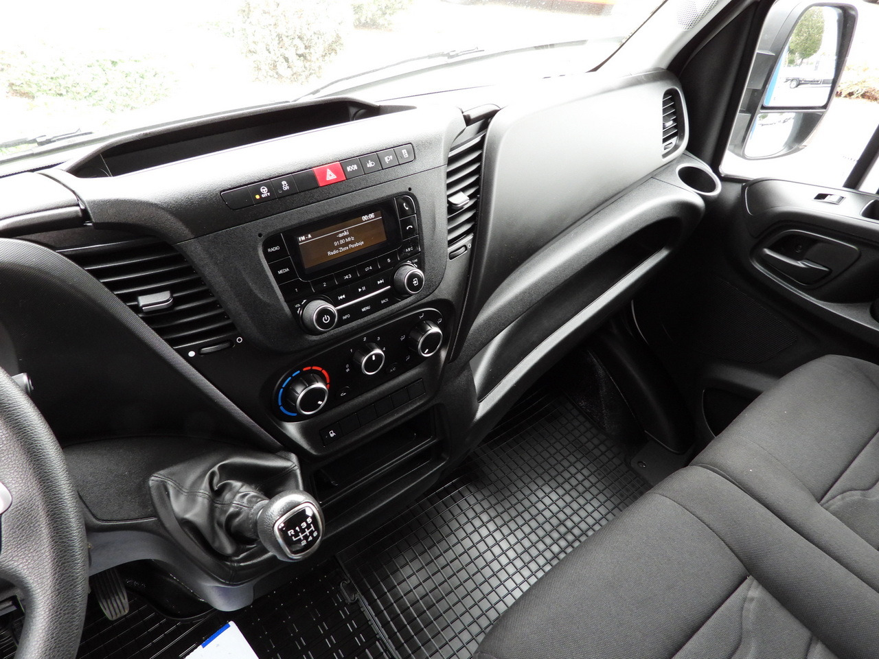 Furgão de toldo IVECO DAILY 35S18 TARPAULIN LIFT 8 PALLETS WEBASTO CRUISE CONTROL LED LIGHTS AIR CONDITIONING 180HP: foto 36 Furgão de toldo IVECO DAILY 35S18 TARPAULIN LIFT 8 PALLETS WEBASTO CRUISE CONTROL LED LIGHTS AIR CONDITIONING 180HP: foto 36