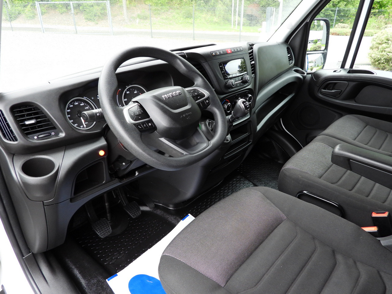 IVECO DAILY 35S18 TARPAULIN LIFT 8 PALLETS WEBASTO CRUISE CONTROL LED LIGHTS AIR CONDITIONING 180HP - Furgão de toldo: foto 2 IVECO DAILY 35S18 TARPAULIN LIFT 8 PALLETS WEBASTO CRUISE CONTROL LED LIGHTS AIR CONDITIONING 180HP - Furgão de toldo: foto 2