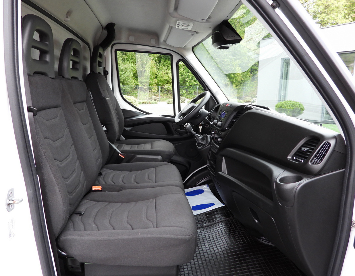 Furgão de toldo IVECO DAILY 35S18 TARPAULIN LIFT 8 PALLETS WEBASTO CRUISE CONTROL LED LIGHTS AIR CONDITIONING 180HP: foto 42 Furgão de toldo IVECO DAILY 35S18 TARPAULIN LIFT 8 PALLETS WEBASTO CRUISE CONTROL LED LIGHTS AIR CONDITIONING 180HP: foto 42
