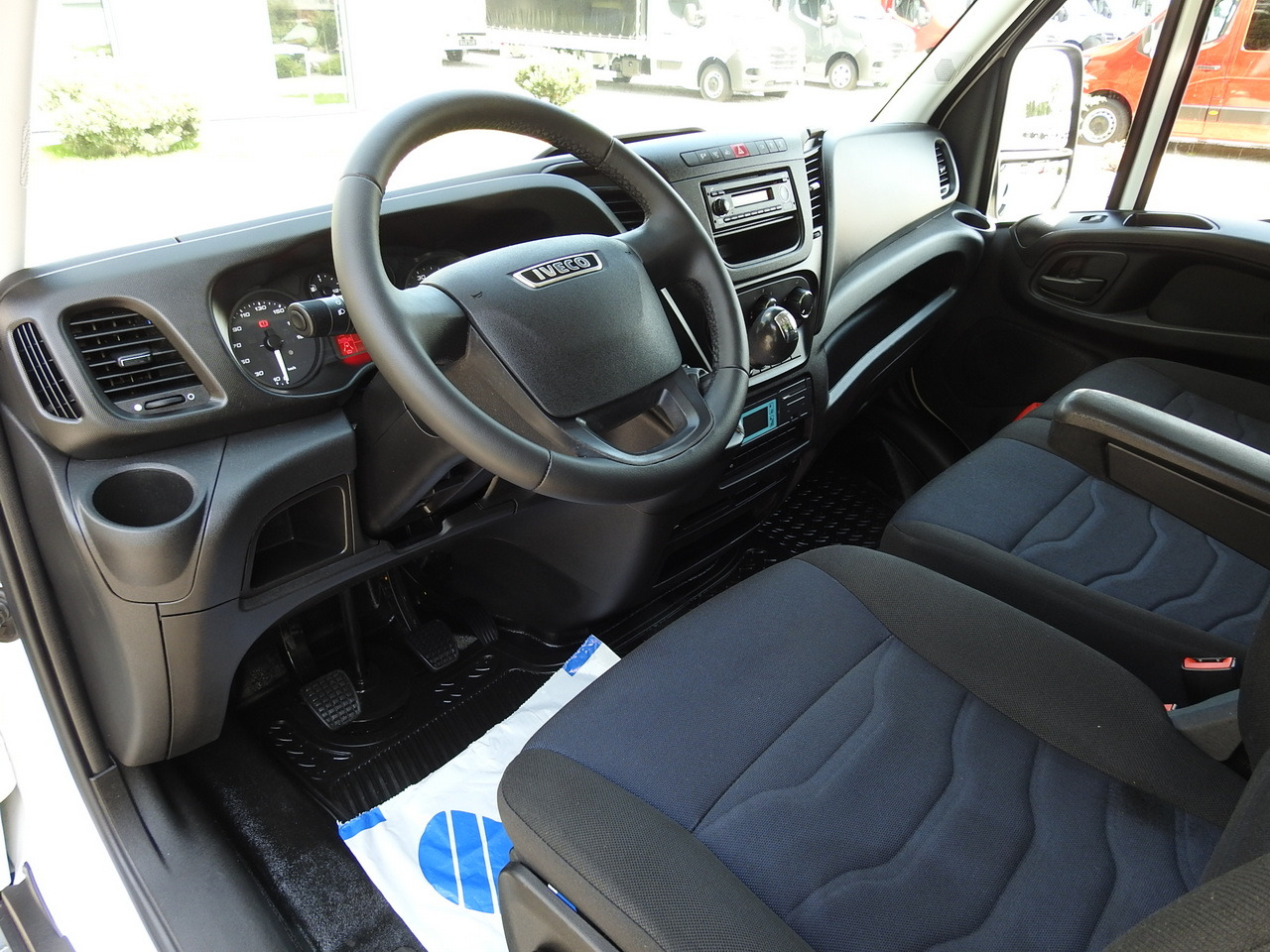 IVECO DAILY 50C15 REGRIGERATOR BOX -5*C POWER SUPPLY 230V AIR CONDITIONING TWIN WHEELS 150HP - Carrinha frigorífica: foto 2 IVECO DAILY 50C15 REGRIGERATOR BOX -5*C POWER SUPPLY 230V AIR CONDITIONING TWIN WHEELS 150HP - Carrinha frigorífica: foto 2