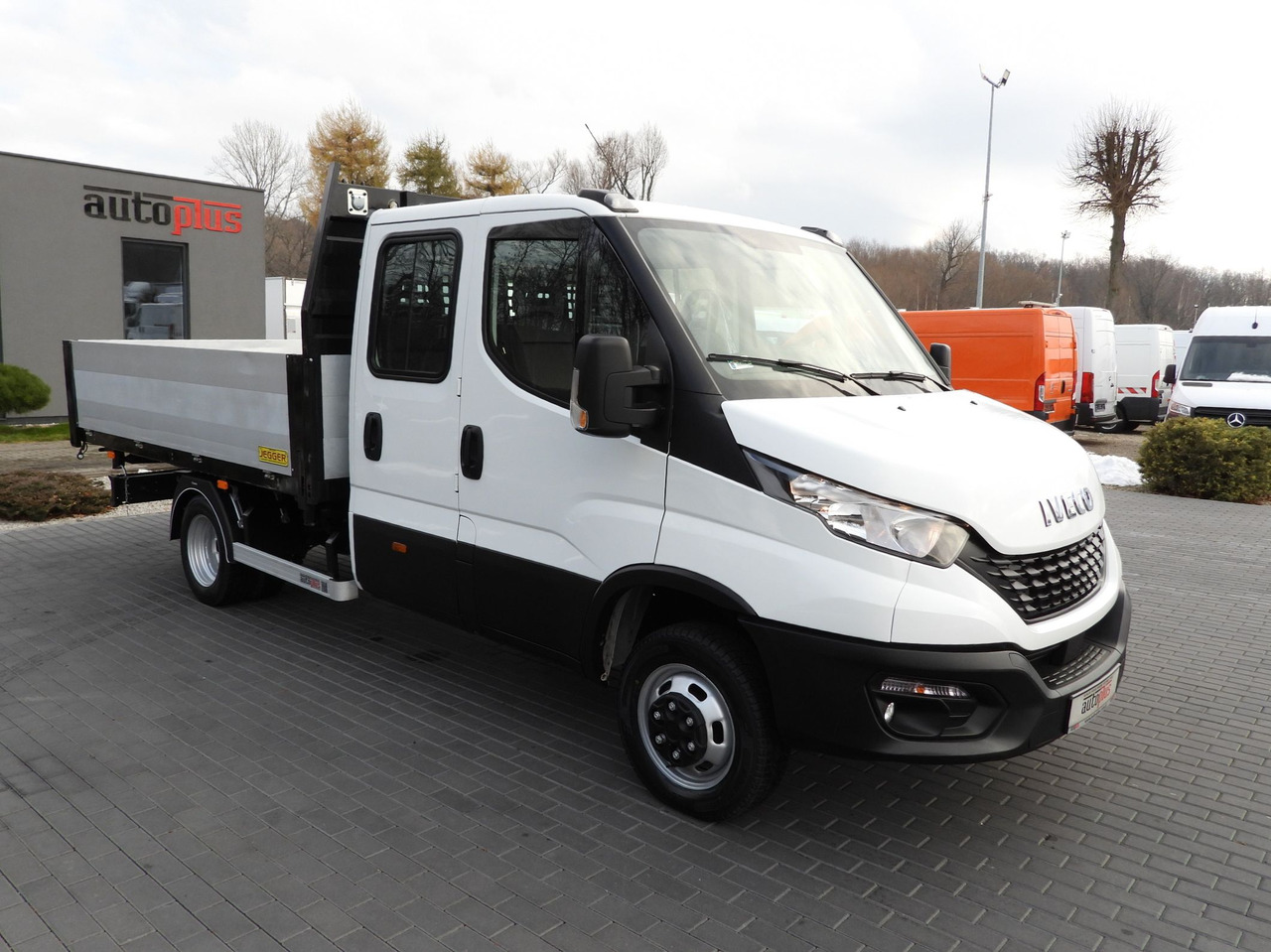 IVECO DAILY 50C16 THREE-WAY TIPPER DOUBLE CABIN DOKA 6 SEATS CRUISE CONTROL PNEUMATICS TWIN WHEELS AIR CONDITIONING 160HP - Furgão basculante: foto 4 IVECO DAILY 50C16 THREE-WAY TIPPER DOUBLE CABIN DOKA 6 SEATS CRUISE CONTROL PNEUMATICS TWIN WHEELS AIR CONDITIONING 160HP - Furgão basculante: foto 4