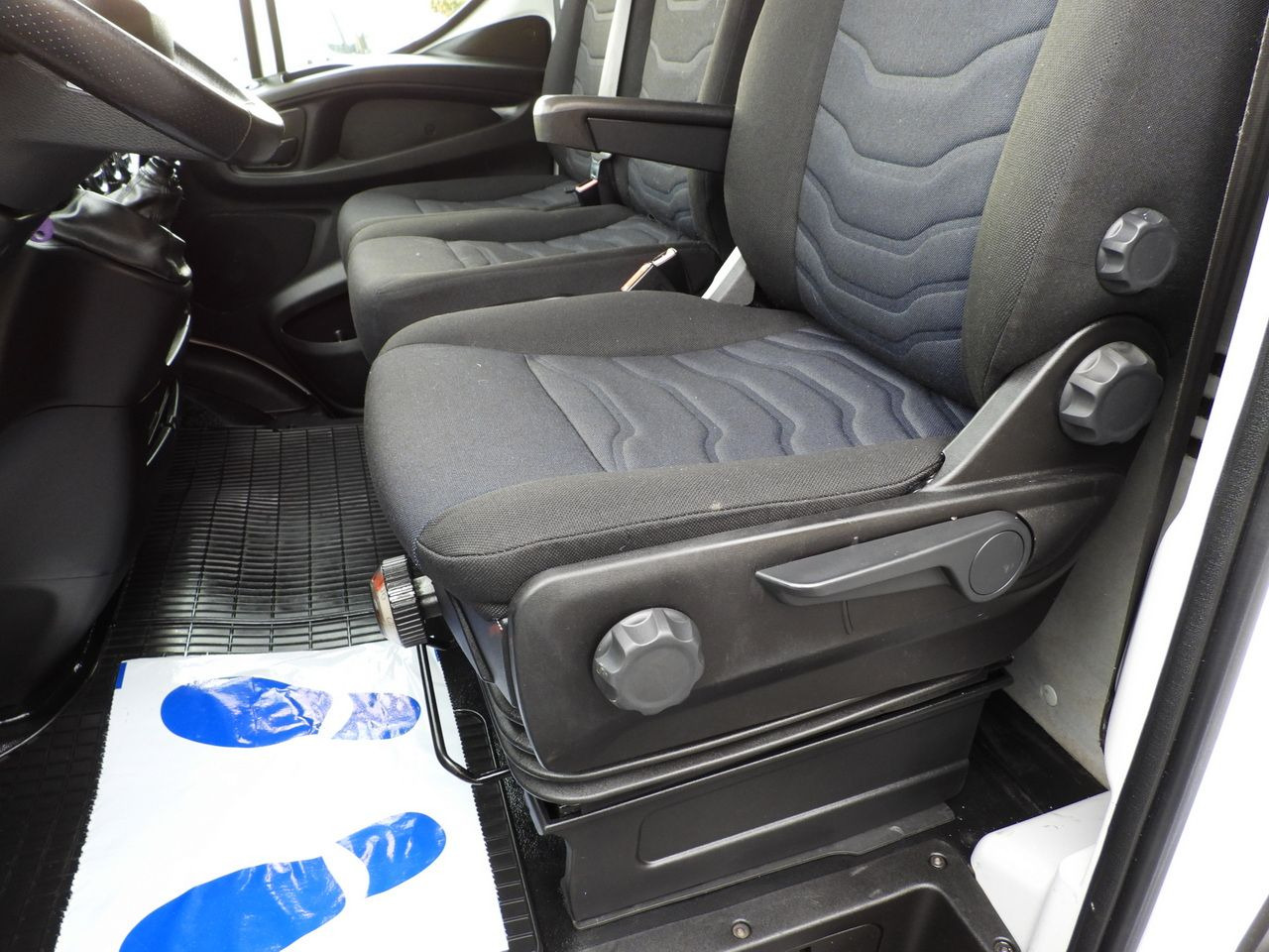 Furgão de toldo IVECO DAILY 50C17 TARPAULIN 10 PALLETS CRUISE CONTROL PNEUMATICS TWIN WHEELS AIR CONDITIONING 180HP: foto 25 Furgão de toldo IVECO DAILY 50C17 TARPAULIN 10 PALLETS CRUISE CONTROL PNEUMATICS TWIN WHEELS AIR CONDITIONING 180HP: foto 25