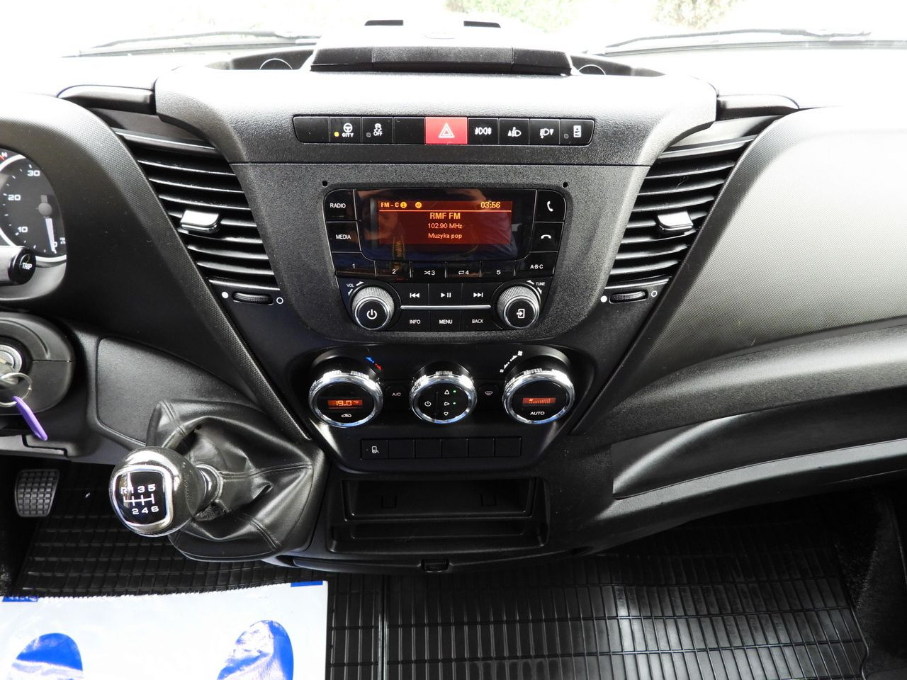 Furgão de toldo IVECO DAILY 50C17 TARPAULIN 10 PALLETS CRUISE CONTROL PNEUMATICS TWIN WHEELS AIR CONDITIONING 180HP: foto 33 Furgão de toldo IVECO DAILY 50C17 TARPAULIN 10 PALLETS CRUISE CONTROL PNEUMATICS TWIN WHEELS AIR CONDITIONING 180HP: foto 33