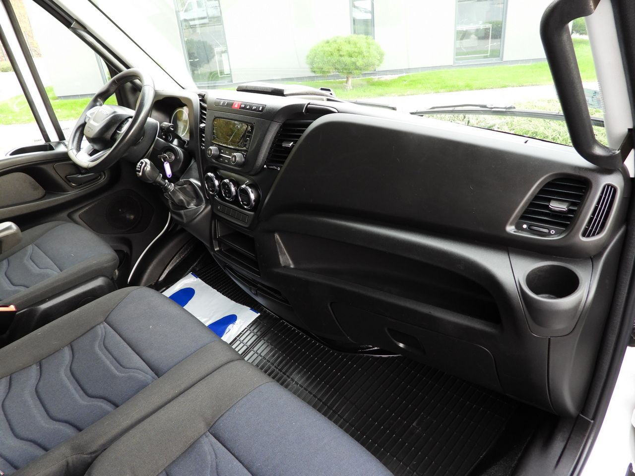 Furgão de toldo IVECO DAILY 50C17 TARPAULIN 10 PALLETS CRUISE CONTROL PNEUMATICS TWIN WHEELS AIR CONDITIONING 180HP: foto 38 Furgão de toldo IVECO DAILY 50C17 TARPAULIN 10 PALLETS CRUISE CONTROL PNEUMATICS TWIN WHEELS AIR CONDITIONING 180HP: foto 38