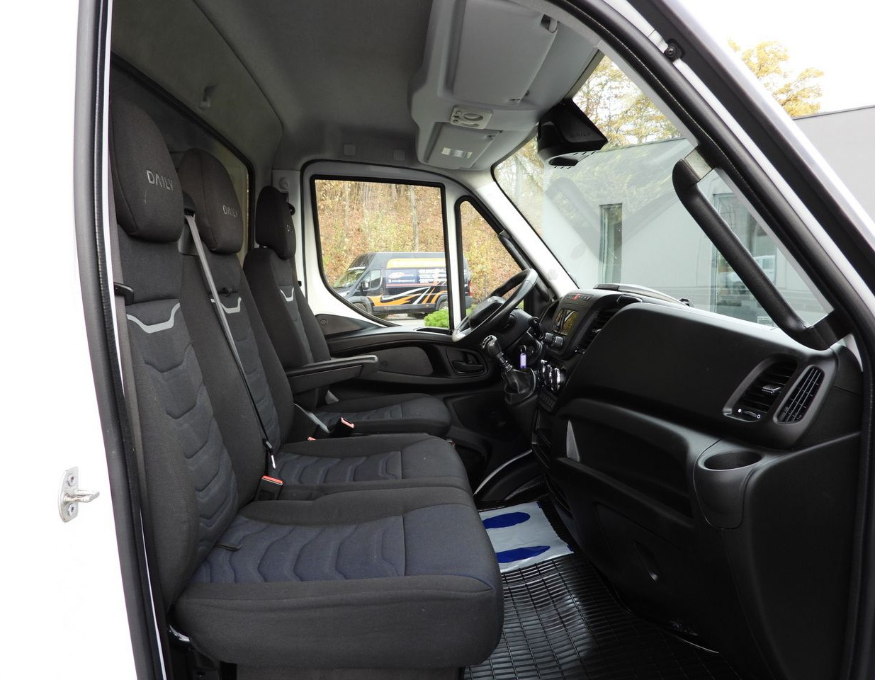 Furgão de toldo IVECO DAILY 50C17 TARPAULIN 10 PALLETS CRUISE CONTROL PNEUMATICS TWIN WHEELS AIR CONDITIONING 180HP: foto 37 Furgão de toldo IVECO DAILY 50C17 TARPAULIN 10 PALLETS CRUISE CONTROL PNEUMATICS TWIN WHEELS AIR CONDITIONING 180HP: foto 37