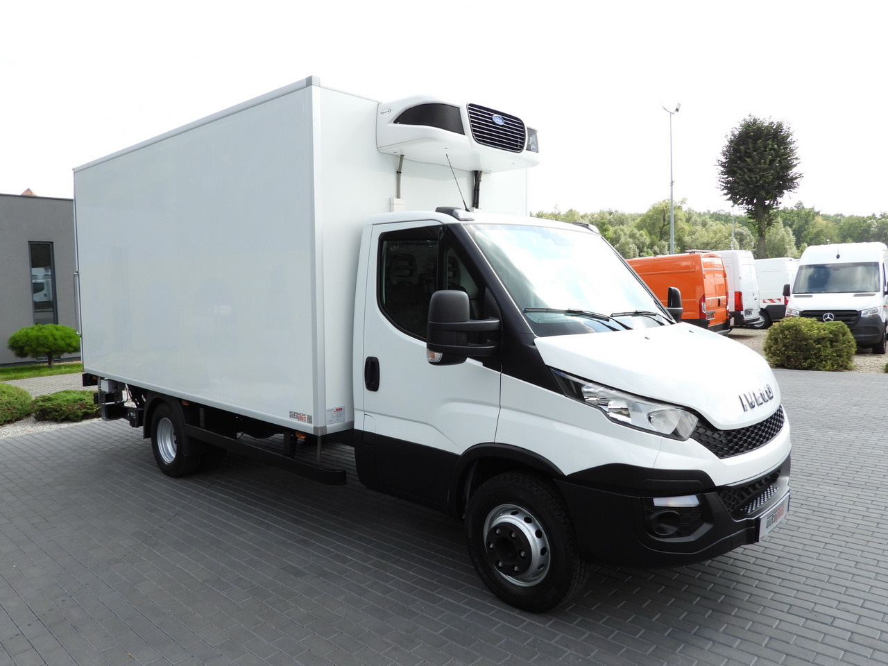 IVECO DAILY 70C17 REFRIGERATOR 1*C LIFT 10 PALLETS POWER SUPPLY 230V CRUISE CONTROL AIR CONDITIONING PNEUMATICS AUTOMATIC TRANSMISSION HI-MATIC TWIN WHEELS 170HP - Caminhão frigorífico: foto 4 IVECO DAILY 70C17 REFRIGERATOR 1*C LIFT 10 PALLETS POWER SUPPLY 230V CRUISE CONTROL AIR CONDITIONING PNEUMATICS AUTOMATIC TRANSMISSION HI-MATIC TWIN WHEELS 170HP - Caminhão frigorífico: foto 4
