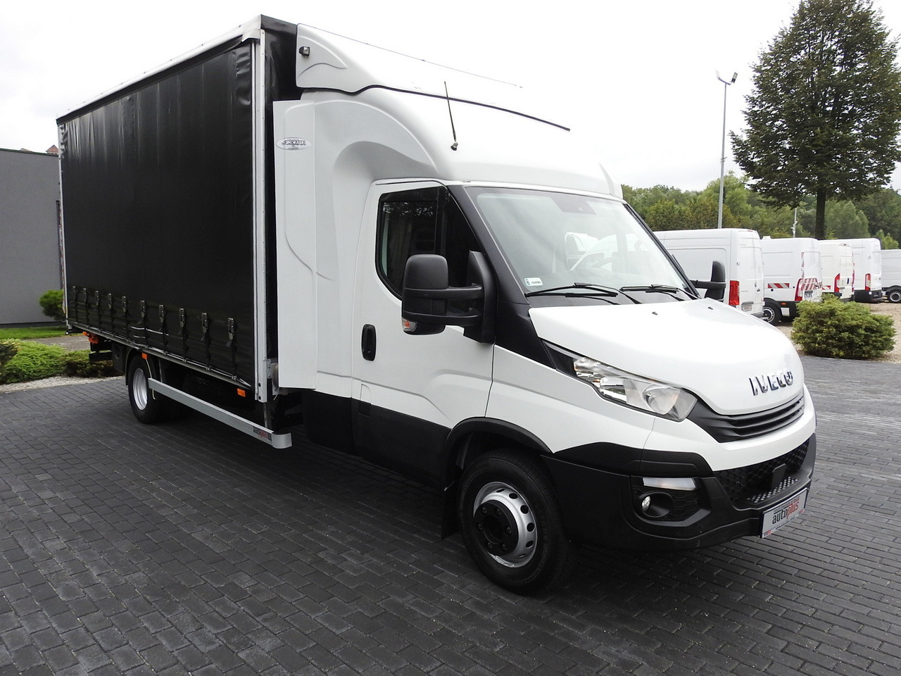 IVECO DAILY 70C18 TARPAULIN LIFT 12 PALLETS WEBASTO CRUISE CONTROL TWIN WHEELS AIR CONDITIONING 180HP - Furgão de toldo: foto 4 IVECO DAILY 70C18 TARPAULIN LIFT 12 PALLETS WEBASTO CRUISE CONTROL TWIN WHEELS AIR CONDITIONING 180HP - Furgão de toldo: foto 4