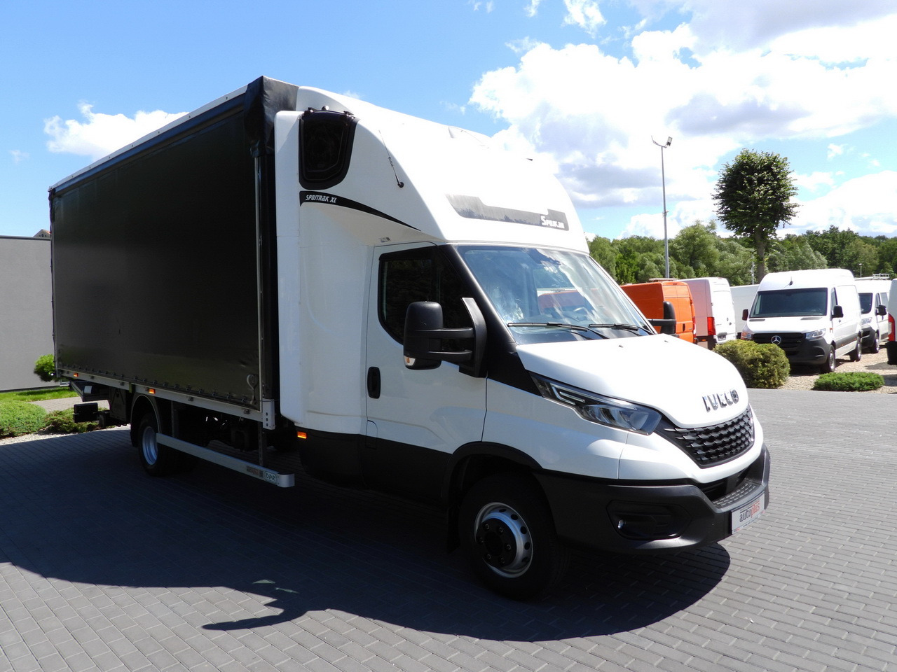 IVECO DAILY 70C18 TARPAULIN LIFT 14 PALLETS WEBASTO CRUISE CONTROL LED LIGHTS TWIN WHEELS AIR CONDITIONING 180HP - Furgão de toldo: foto 4 IVECO DAILY 70C18 TARPAULIN LIFT 14 PALLETS WEBASTO CRUISE CONTROL LED LIGHTS TWIN WHEELS AIR CONDITIONING 180HP - Furgão de toldo: foto 4