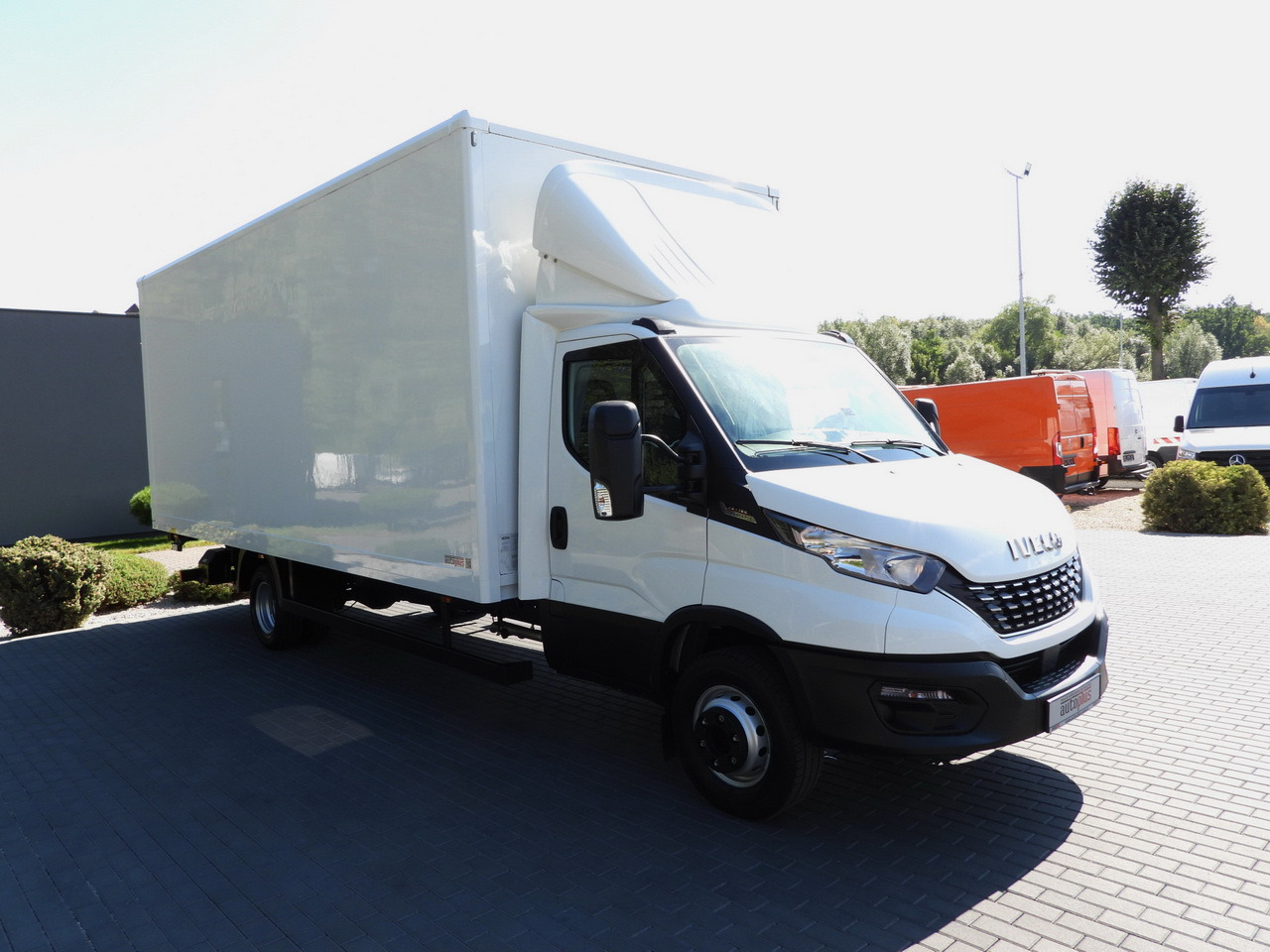 IVECO DAILY 72C18 LIFT 14 PALLETS CRUISE CONTROL PNEUMATICS AUTOMATIC TRANSMISSION HI-MATIC TWIN WHEELS AIR CONDITIONING 180HP - Carrinha de contentor: foto 4 IVECO DAILY 72C18 LIFT 14 PALLETS CRUISE CONTROL PNEUMATICS AUTOMATIC TRANSMISSION HI-MATIC TWIN WHEELS AIR CONDITIONING 180HP - Carrinha de contentor: foto 4