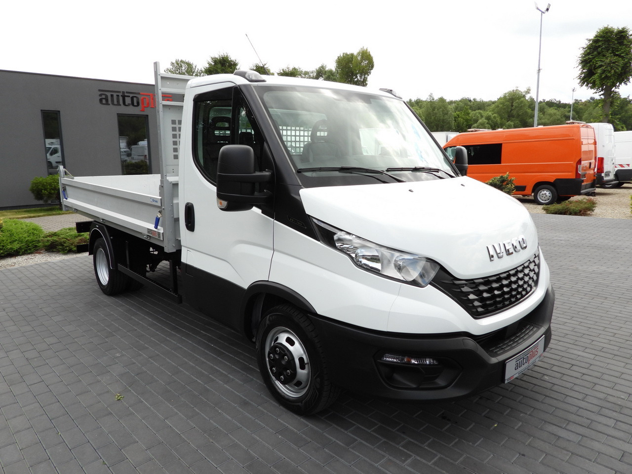 IVECO DAILY CRUISE CONTROL TWIN WHEELS AIR CONDITIONING 140HP - Furgão basculante: foto 4 IVECO DAILY CRUISE CONTROL TWIN WHEELS AIR CONDITIONING 140HP - Furgão basculante: foto 4