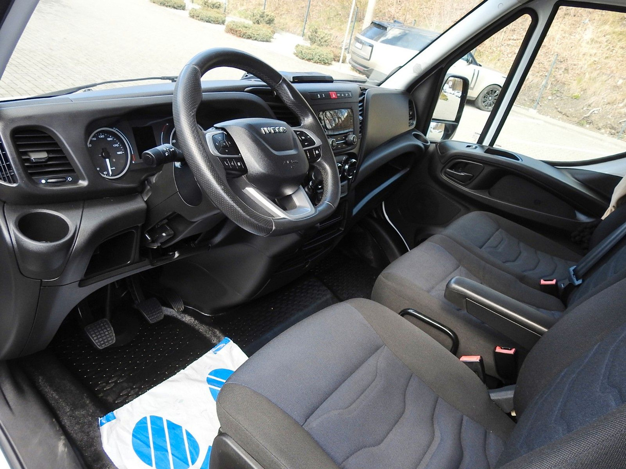 Iveco DAILY 35S18 PRITSCHE PLANE 10 PALETTEN WEBASTO - Furgão de toldo: foto 2 Iveco DAILY 35S18 PRITSCHE PLANE 10 PALETTEN WEBASTO - Furgão de toldo: foto 2