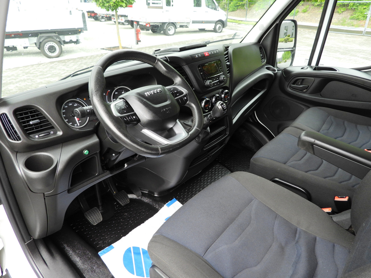 Iveco DAILY 35S18 PRITSCHE PLANE 10 PALETTEN WEBASTO - Furgão de toldo: foto 2 Iveco DAILY 35S18 PRITSCHE PLANE 10 PALETTEN WEBASTO - Furgão de toldo: foto 2