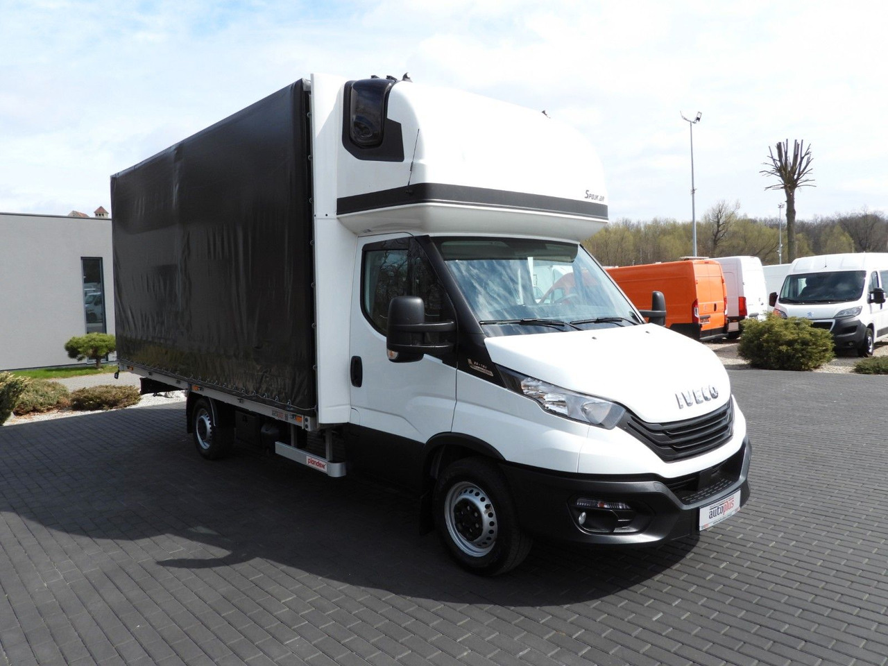 Iveco DAILY 35S18 PRITSCHE PLANE 10 PALETTEN WEBASTO - Furgão de toldo: foto 4 Iveco DAILY 35S18 PRITSCHE PLANE 10 PALETTEN WEBASTO - Furgão de toldo: foto 4
