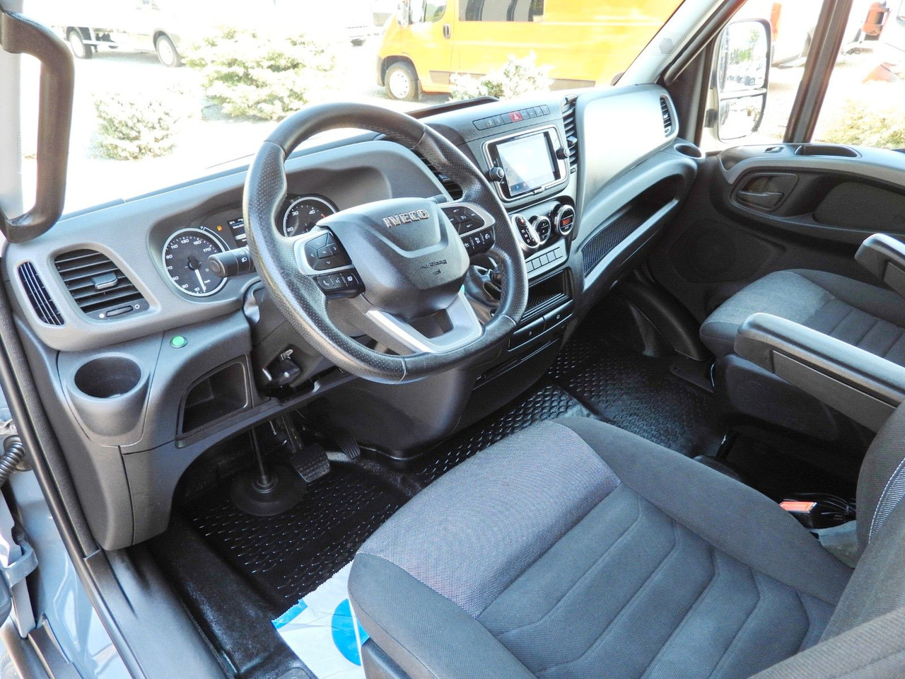 Iveco DAILY 35S18 PRITSCHE PLANE 10 PALETTEN WEBASTO - Furgão de toldo, Carrinha cabine dupla: foto 2 Iveco DAILY 35S18 PRITSCHE PLANE 10 PALETTEN WEBASTO - Furgão de toldo, Carrinha cabine dupla: foto 2