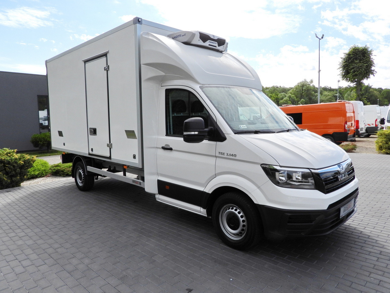 MAN TGE 3.140 REGRIGERATOR BOX -1*C 8 PALLETS HEATING FUNCTION CRUISE CONTROL PNEUMATICS AIR CONDITIONING 140HP - Carrinha frigorífica: foto 4 MAN TGE 3.140 REGRIGERATOR BOX -1*C 8 PALLETS HEATING FUNCTION CRUISE CONTROL PNEUMATICS AIR CONDITIONING 140HP - Carrinha frigorífica: foto 4