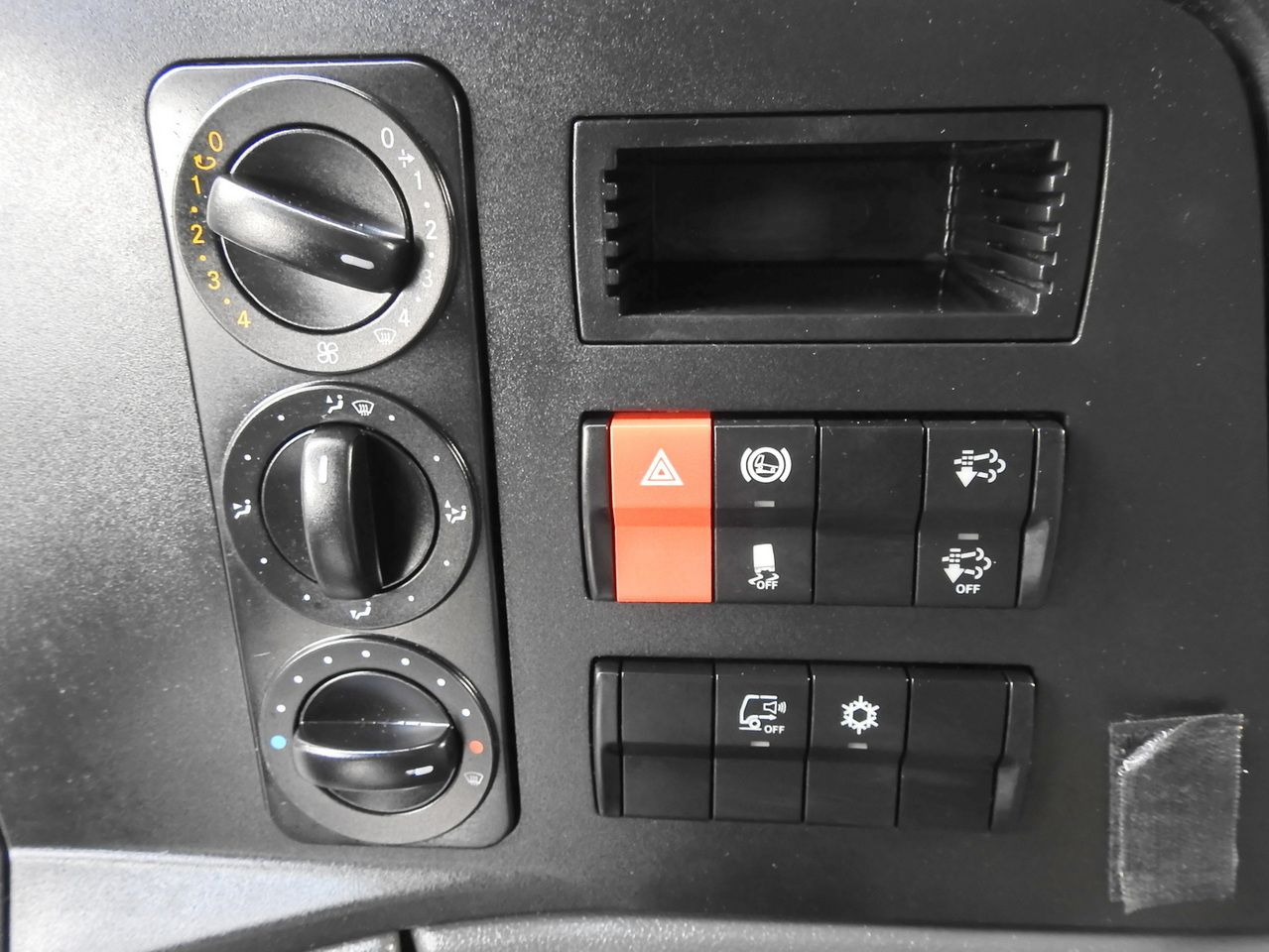 Carrinha de contentor MERCEDES ATEGO 12.24 BOX LIFT 18 PALLETS CRUISE CONTROL AUTOMATIC TRANSMISSION  TWIN WHEELS AIR CONDITIONING  240HP: foto 44